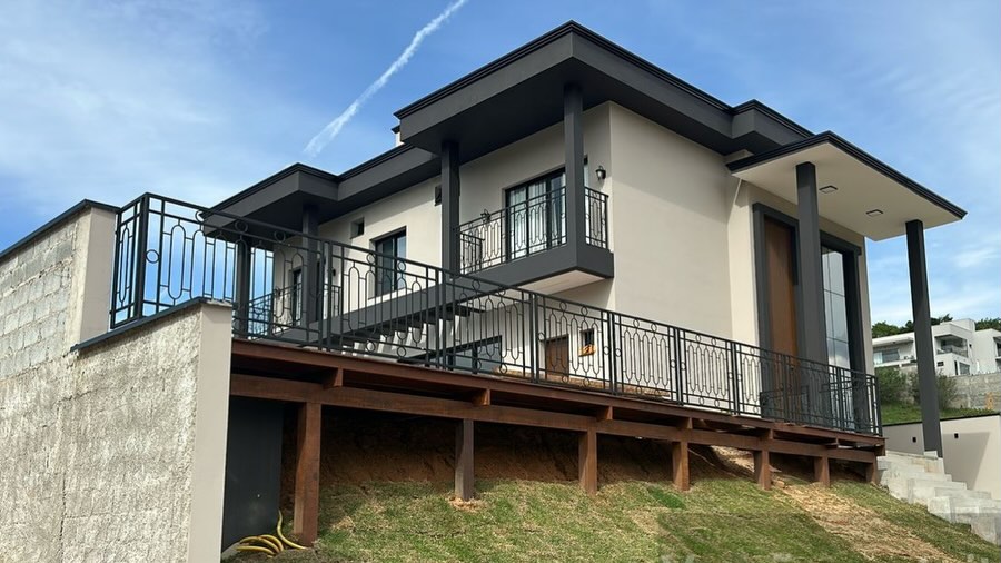 Casa caixote com entrada moderna